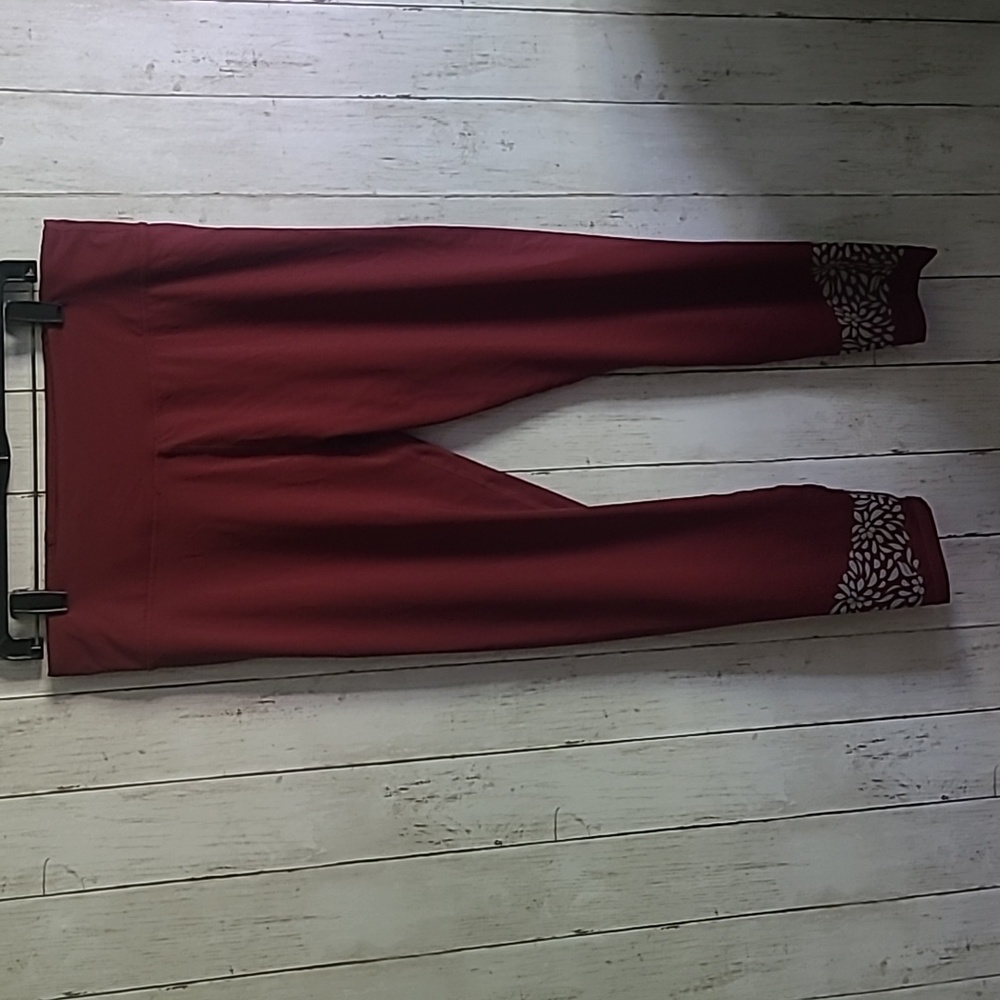 Fabletics Burgundy Leggings Size XL Reflective Pattern near ankle